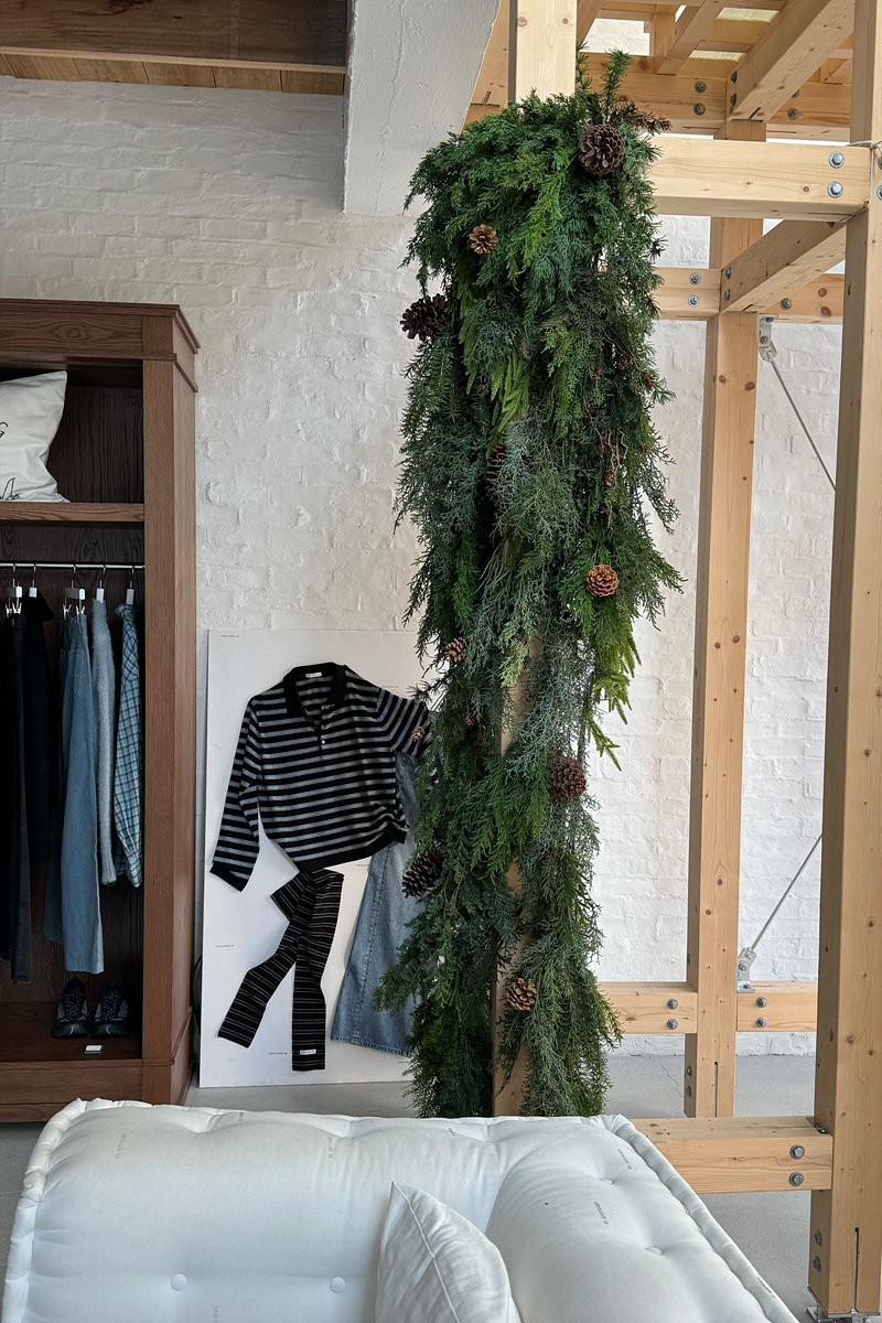 로우클래식, 성수 86 스토어에 7미터 대형 크리스마스트리 설치 952-Image